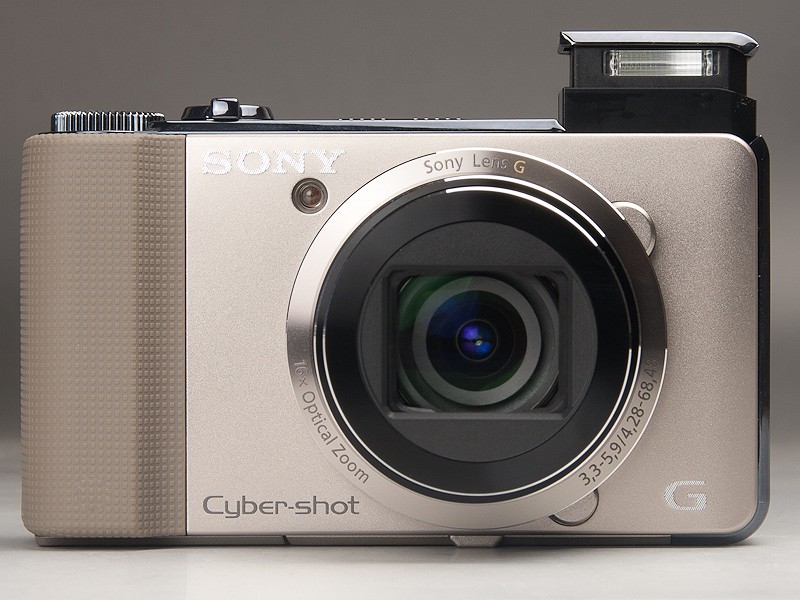 <b>必要なときにポップアップするストロボ。電源オフ時には自動的に収納されるほか、オート撮影モードなどでは、十字キーで強制発光オフにもできる。もちろん手動で収納することも可能</b>