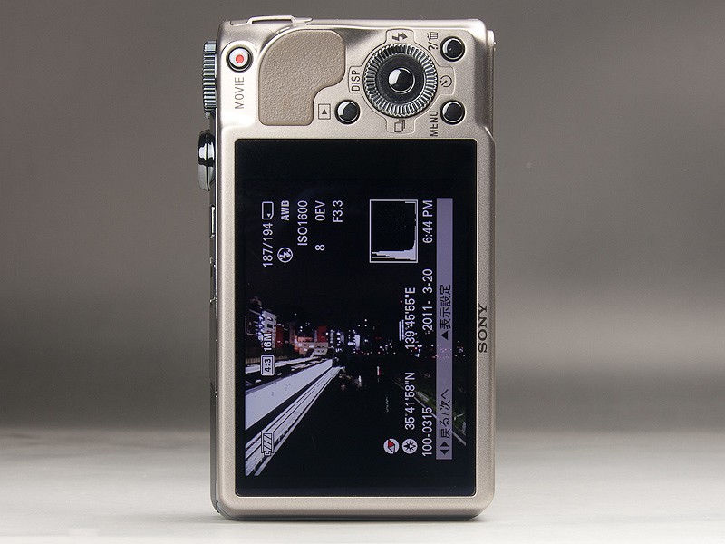 <b>背面の液晶は見栄えが良く、快適に閲覧できる。縦位置で撮影した画像の再生時にヒストグラムが表示されないのは従来通りだが、本体を縦位置にすると画像が回転し、ヒストグラムが表示されるようになる、という少し謎の仕様</b>