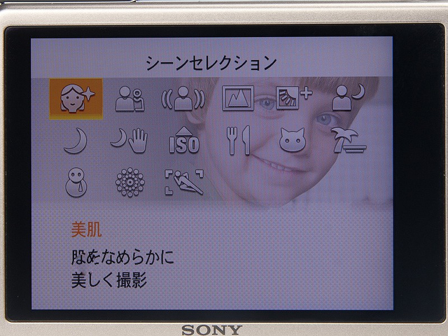 <b>シーンセレクションはそれほど豊富ではないが、逆光補正HDRや人物ブレ軽減、手持ち夜景といった便利な機能が搭載されている</b>