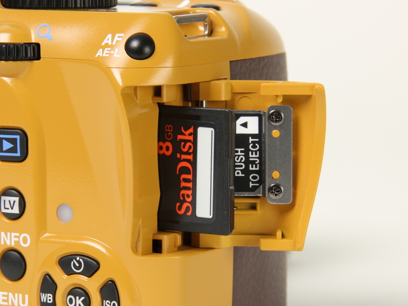 <b>記録メディアはSDHC/SDメモリーカードに対応する</b>