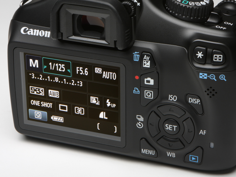 <b>ボタン類は十字キーを囲むように集約されている。液晶モニターは上位モデルよりも一回り小さい2.7インチを採用する。解像度も23万ドットだが、実際の使用では不足を感じるようなことはなかった</b>