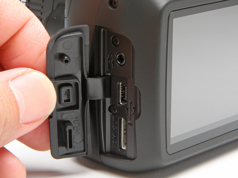 <b>インターフェースは、上からリモコン端子、USB端子、HDMIミニ出力端子となる。AV端子は省略されている</b>