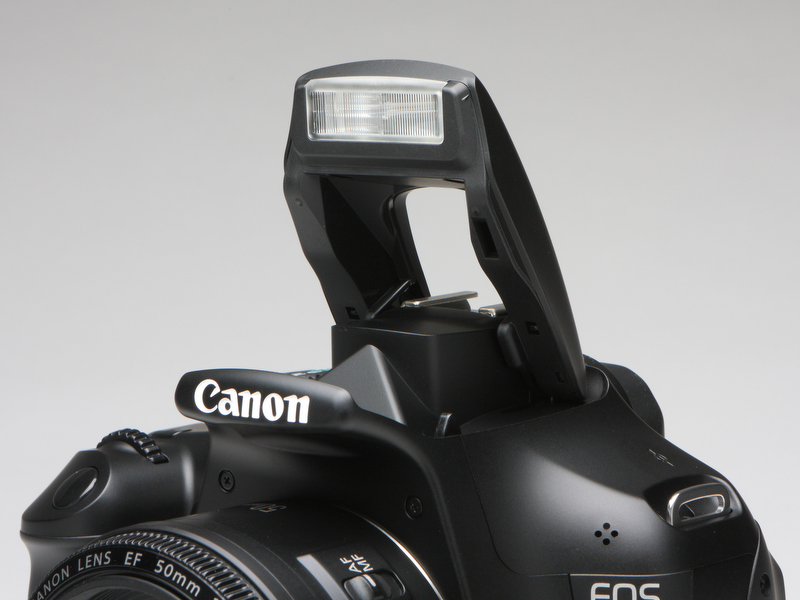 <b>大きくポップアップする内蔵ストロボ。ガイドナンバーは9.2（ISO100・m）</b>