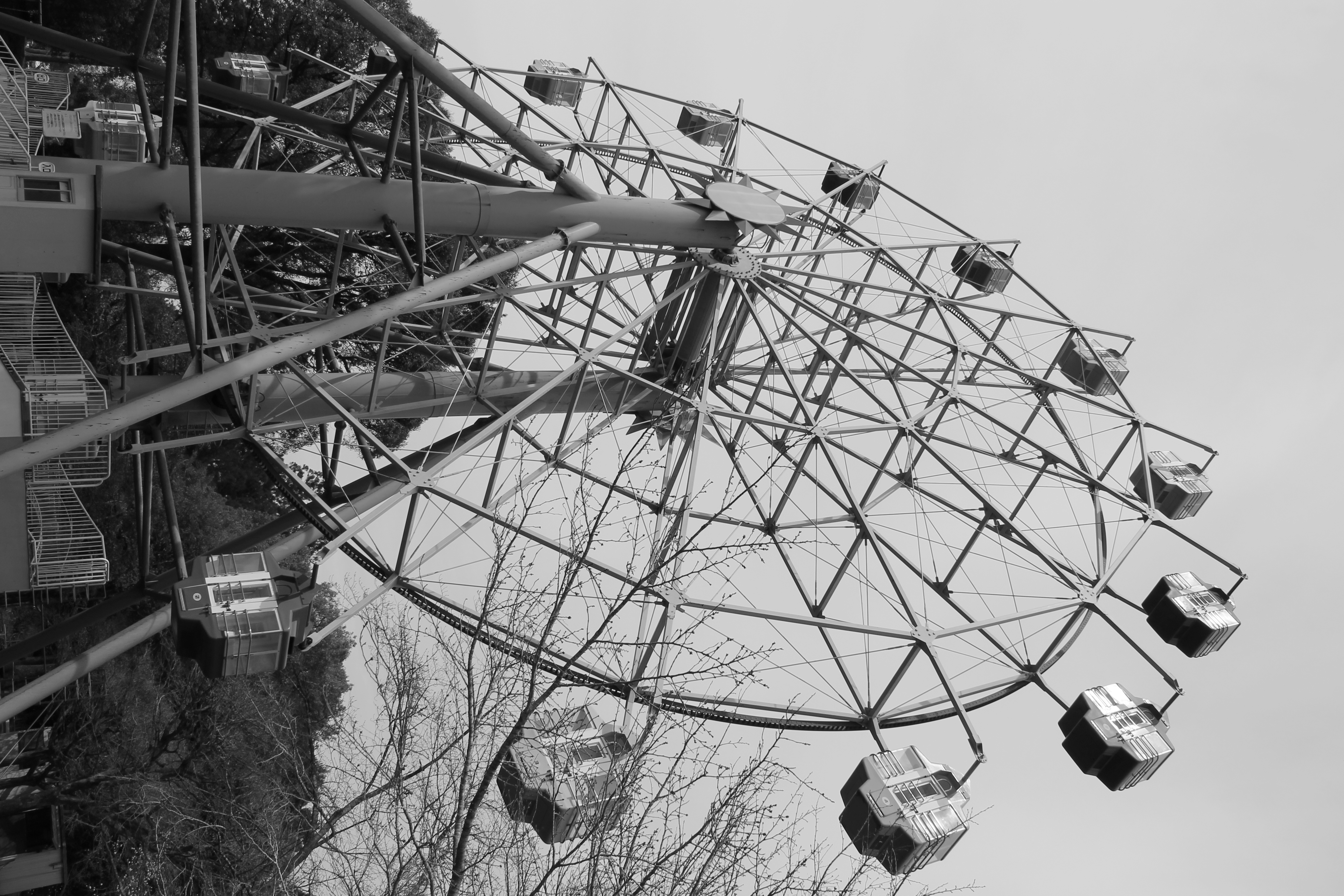 <b>雰囲気:モノクロ / EOS Kiss X50 / EF-S 18-55mm F3.5-5.6 IS II / 約4.0MB / 2,848×4,272 / 1/200秒 / F14 / 0.0EV / ISO100 / WB:オート / 18mm</b>