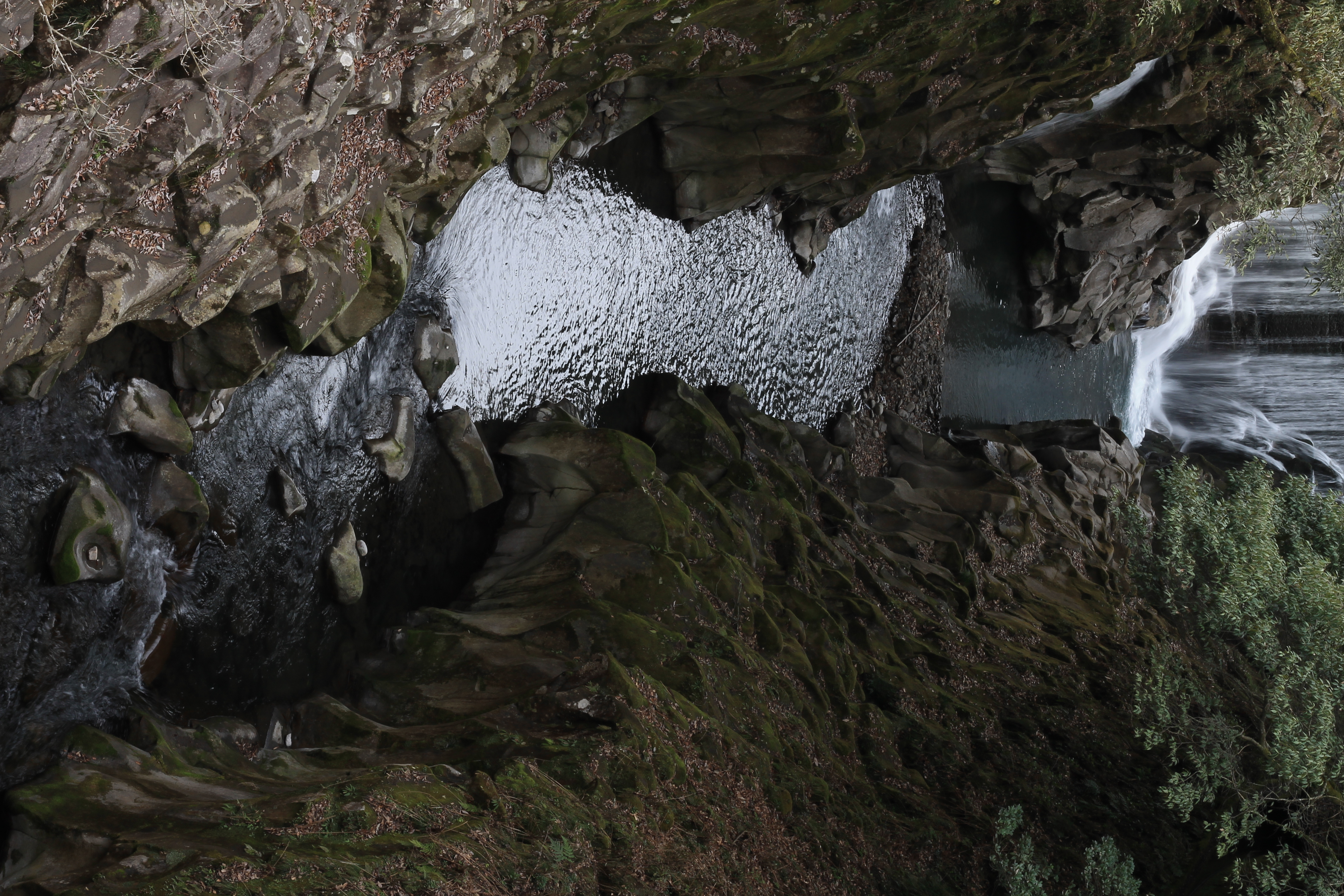 <b>EOS Kiss X50 / EF 50mm F1.8 II / 約5.5MB / 2,848×4,272 / 1/15秒 / F16 / -1.7EV / ISO100 / WB:太陽光 / 50mm</b>