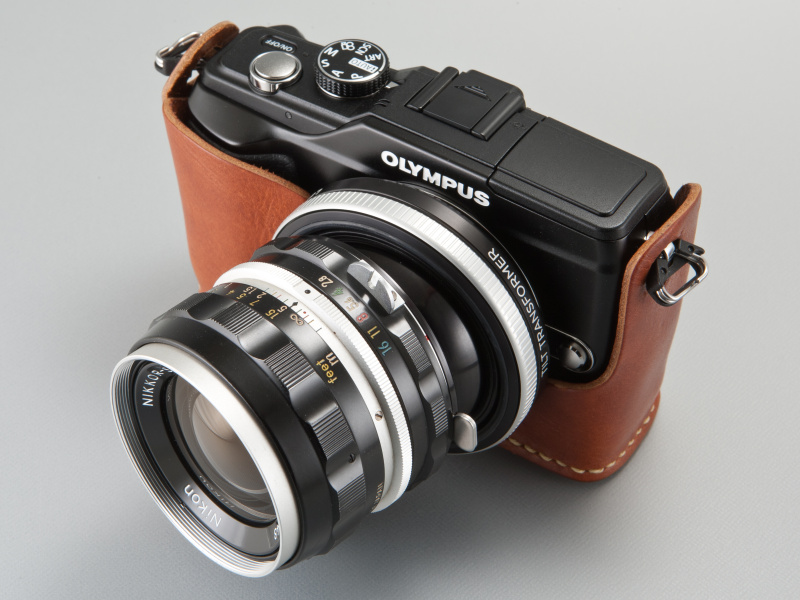 <b>ロックリングの締め付け具合で摩擦力を調整できる。角度の微調整はやや締め付けた状態で行なおう</b>