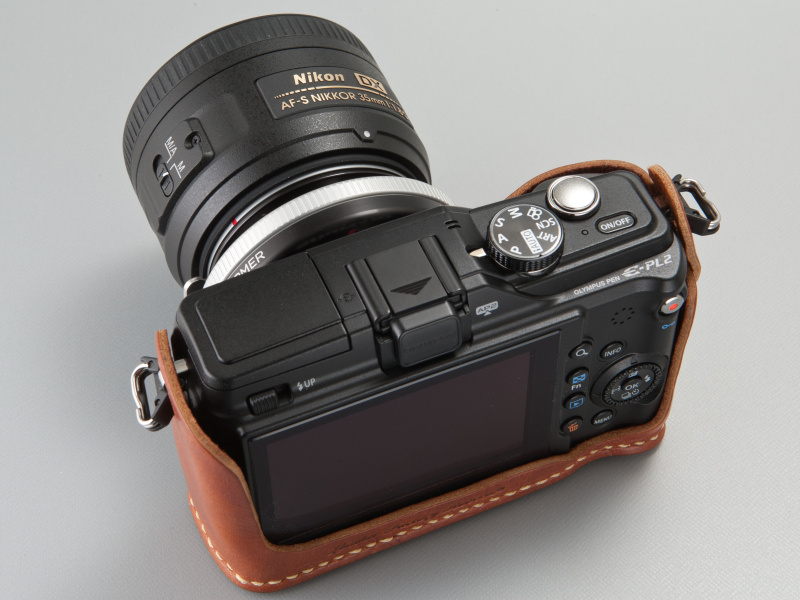 <b>ニコンGレンズの例としてAF-S DX NIKKOR 35mm F1.8 Gを装着。レンズ指標を右寄りまでセットすると絞り開放になる</b>