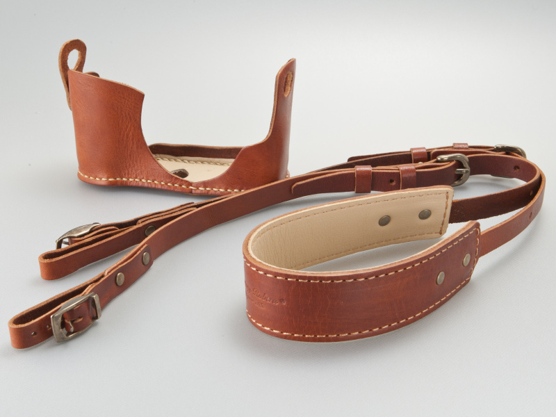 <b>RoberuのE-PL2ホルダー＆ストラップは1万5,750円。写真のブラウンの他、ブラックもラインナップ</b>