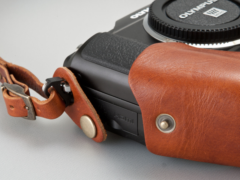 <b>側面のボタンでケースの片側が外れる。バッテリーやメモリカードにアクセスしやすい</b>