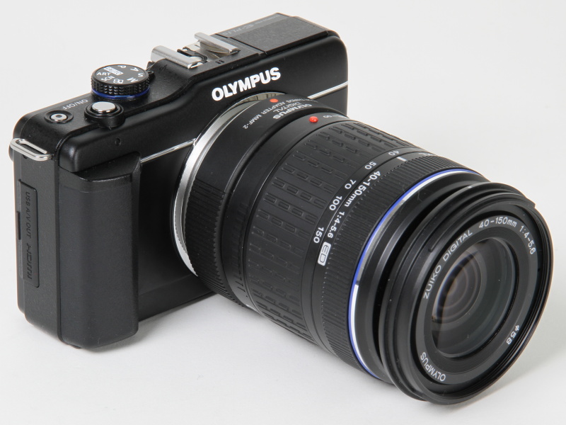 <b>E-PL1ダブルズームキットに付属していた望遠ズームレンズを装着したところ。フォーサーズ用の「ZUIKO DIGITAL ED 40-150mm F4-5.6」を同梱のアダプター経由で使用する</b>