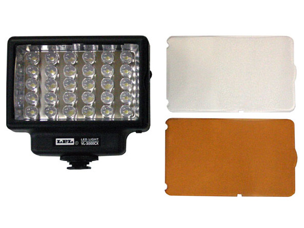 <b>セット内容。色温度変換フィルターと透明安全フィルターが付属する</b>