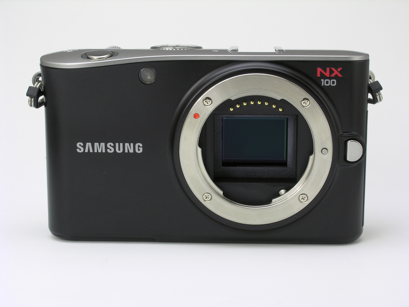 <b>撮像素子はAPS-Cサイズ相当の1,460万画素。レンズマウントは独自の規格で口径は約42mm。フランジバックは25.5mmと、ほかのミラーレス機より長めになっている。手ブレ補正はレンズシフト式で、この機能を搭載したOISレンズと組み合わせた場合に利用できる</b>