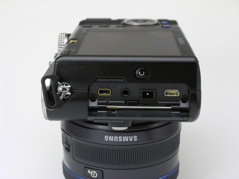 <b>ボディ側面カバー内のUSB、HDMI、ACアダプター、ケーブルレリーズ用端子</b>