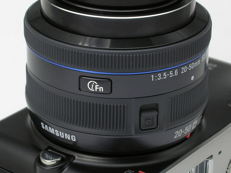 <b>iファンクション対応レンズば側面にiFnボタンを装備。たとえばAモード時にこのボタンを押すと、F値、WB、露出補正、ISO感度のインジケータをモニター下部に順番に表示。ピントリングを回すと、各設定が変更できる</b>