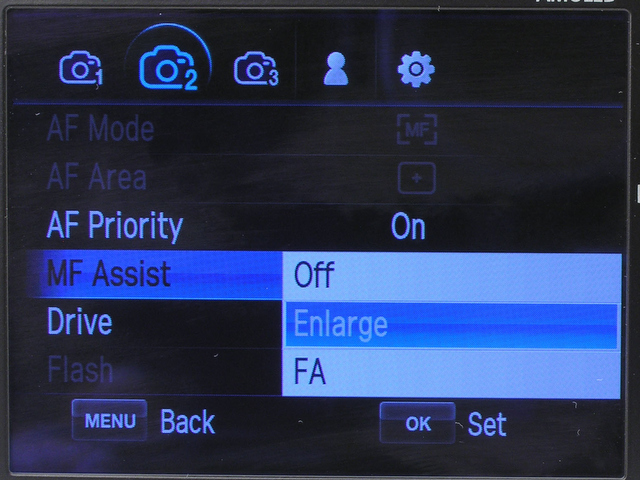 <b>MFアシストは、画面中央部を拡大するEnlargeとピントのピークをバーグラフで表示するFAが選択可能</b>