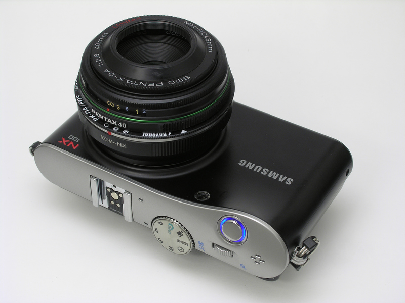 <b>中国製のキヤノンEF用マウントアダプターにレイクォール製ペンタックスK用アダプターを重ね、ペンタックスDAレンズを装着。アダプター使用時、ボディ側の設定は不要。露出は絞り優先AEとマニュアル露出が利用可能。MFアシストも作動する</b>