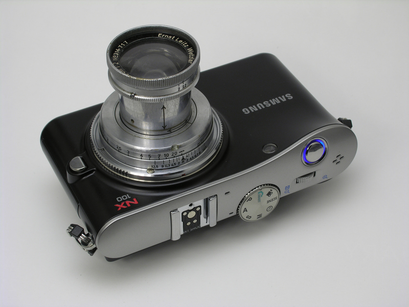 <b>韓国のメーカーが発売しているライカスクリューマウント用アダプターを使用し、ライカ製レンズを装着。ボディ内部に余裕がないので、装着できるレンズの種類はかなり限定される</b>