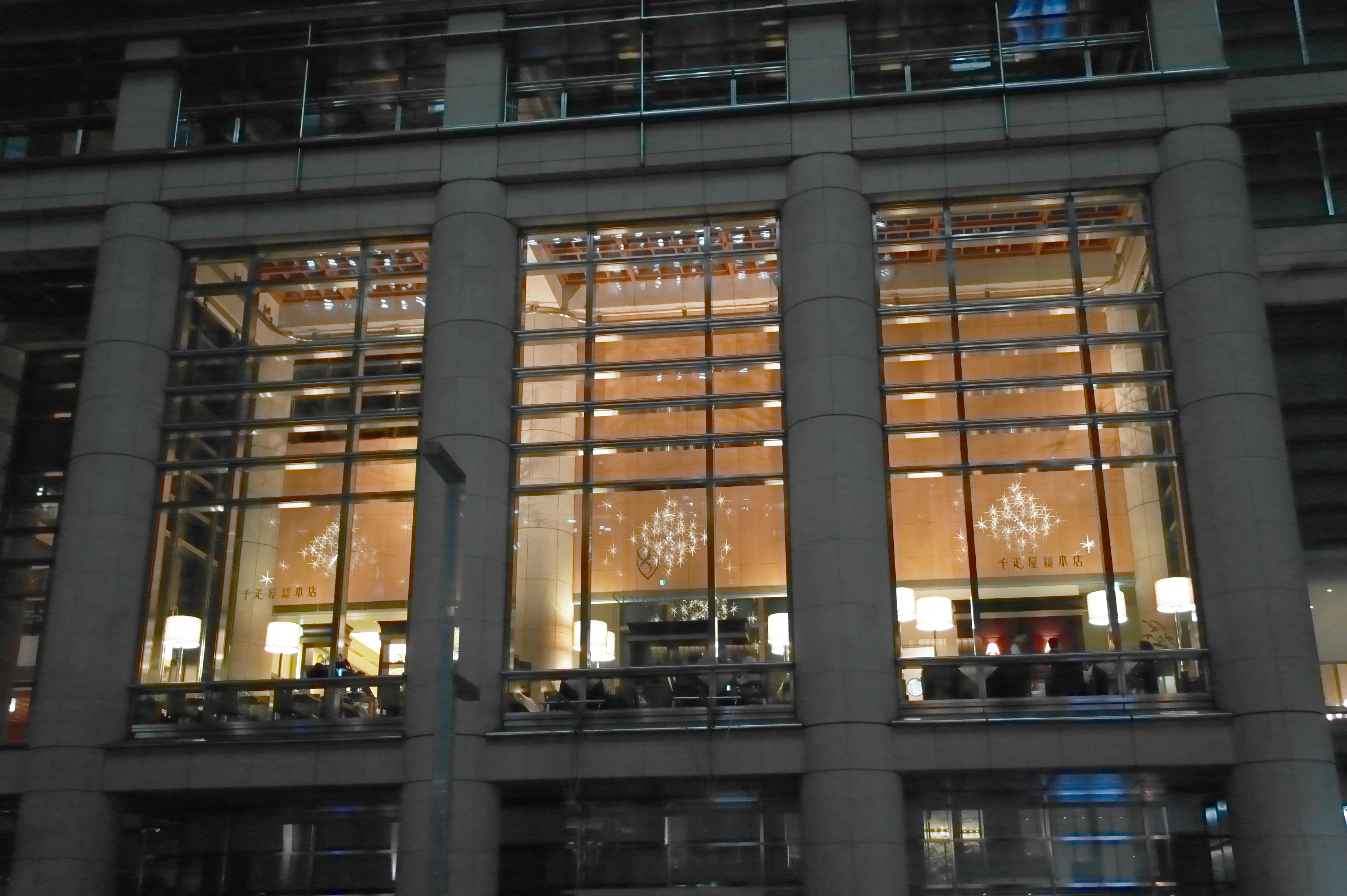 <b>ISO3200 / NX100 / SAMSUNG LENS 20-50mm F3.5-5.6 ED / 約4.2MB / 4,592×3,056 / 1/20秒 / F4 / 0.0EV / WB:オート / 24mm / Picture Wizard:Vivid</b>