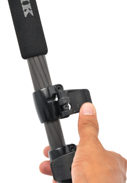 <b>脚部はレバーロック式</b>