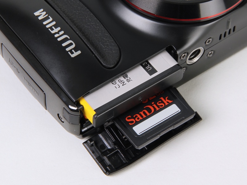 <b>記録メディアはSDXCメモリーカード。USH-Iにも対応を表明している。</b>