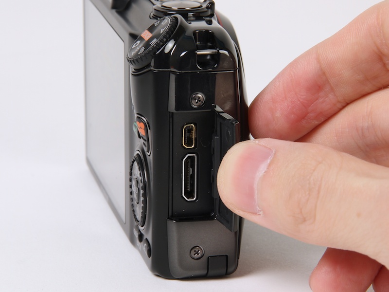 <b>HDMIミニ端子を備える。1,920×1,080/30fpsのフルHD動画記録が可能。音声はステレオ</b>