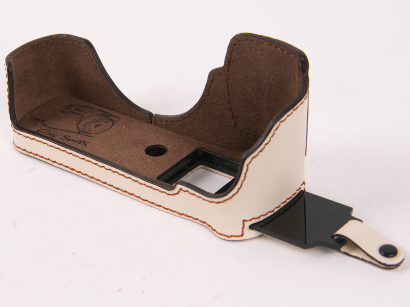 <b>スライド式の開閉蓋を備える</b>