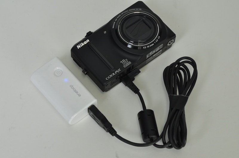 <b>バッテリーは基本的に本体内で充電するタイプ。パソコンなどからのUSB充電に対応するのはうれしい。USB出力付き充電器からの給電も可能だった</b>