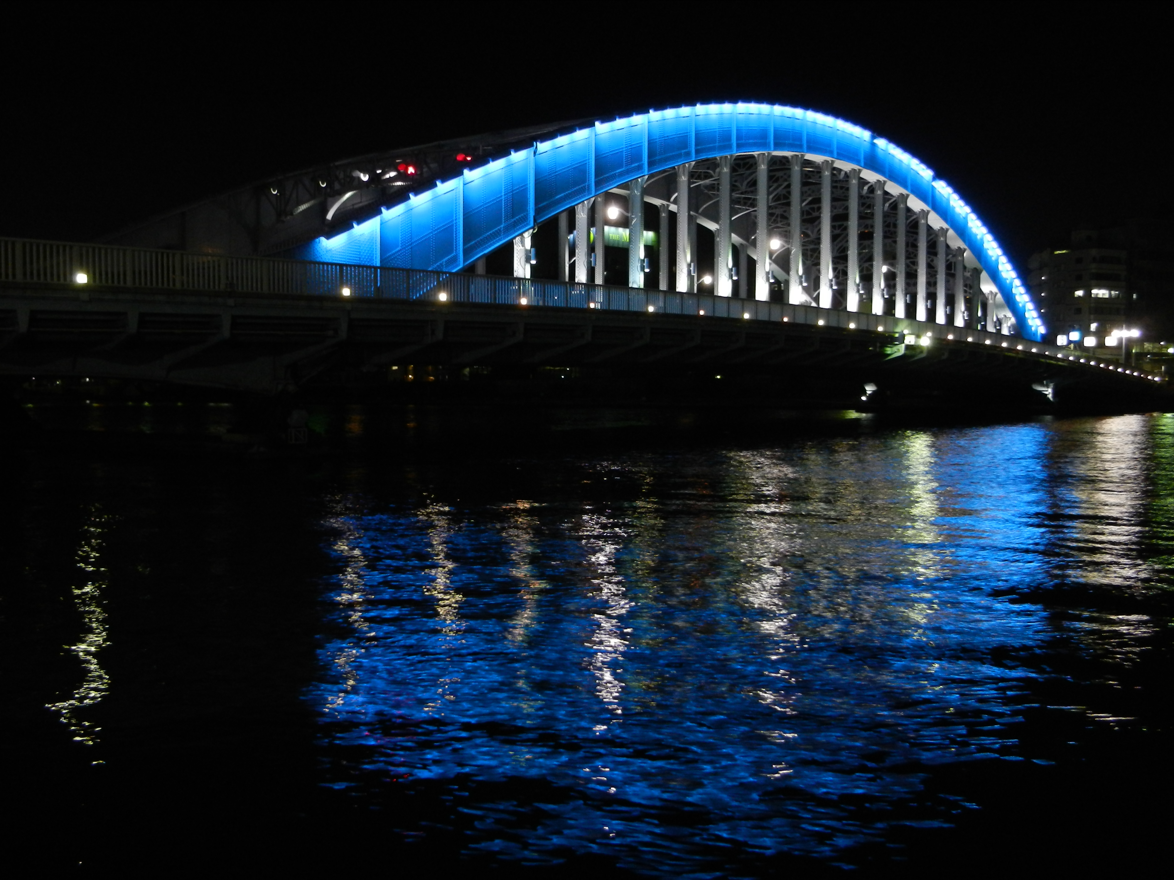 <b>手持ち夜景 / COOLPIX S9100 / 4.1MB / 4,000×3,000 / 1/15秒 / F3.8 / 0.0EV / ISO360 / WB:オート / 5.9mm</b>