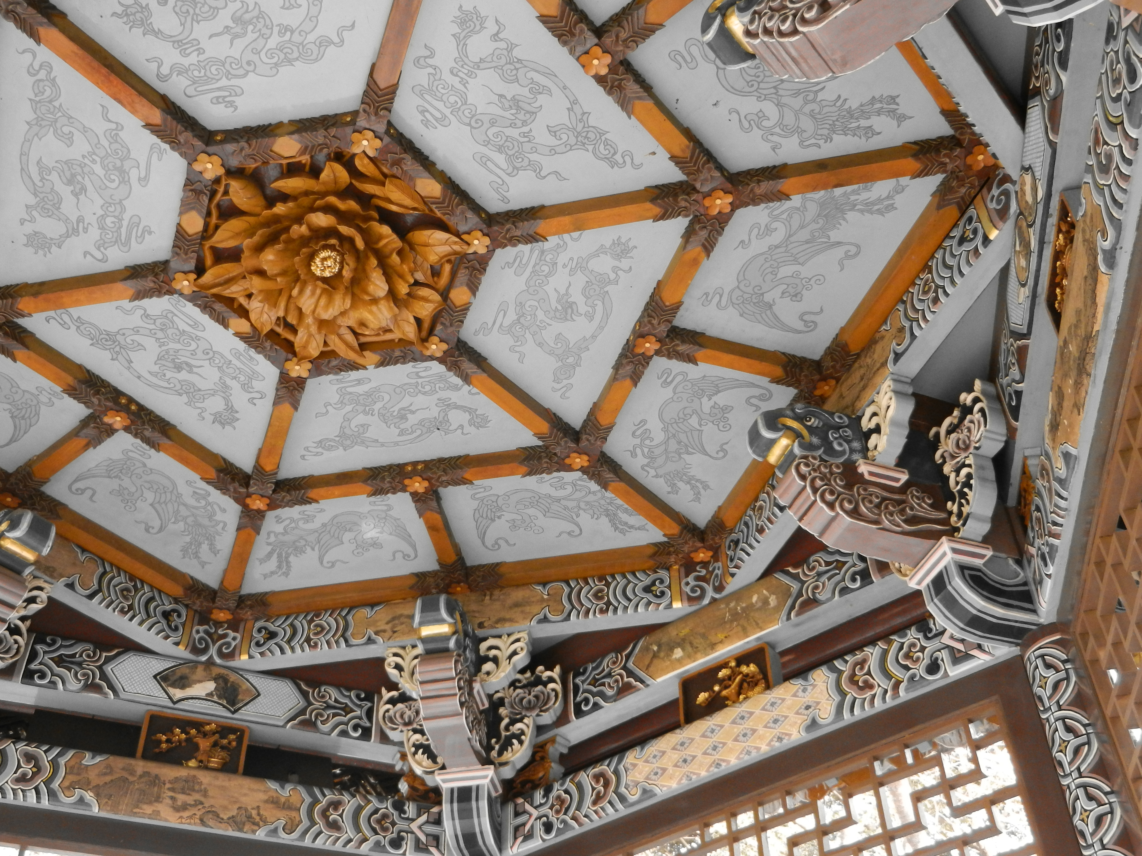 <b>セレクトカラー（一例） / COOLPIX S9100 / 5.1MB / 4,000×3,000 / 1/20秒 / F4 / 0.0EV / ISO400 / WB:オート / 6.9mm</b>