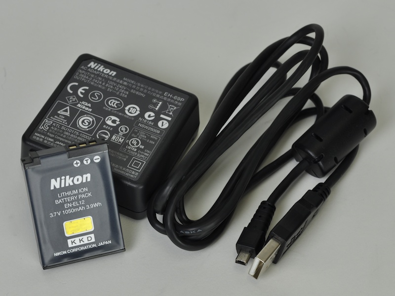 <b>バッテリーは基本的に本体内で充電するタイプ。パソコンなどからのUSB充電に対応するのはうれしい。USB出力付き充電器からの給電も可能だった</b>