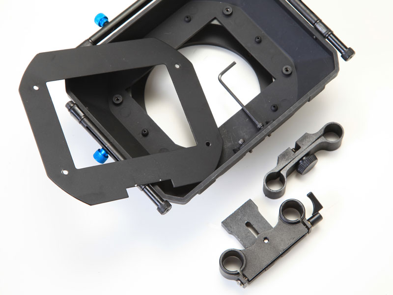 <b>マットボックスを組み立てているところ</b>