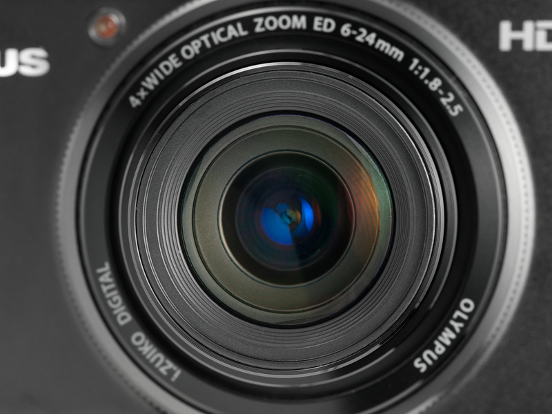 <b>【XZ-1】28-112mm相当の4倍ズームでF1.8-2.5と明るいのが売りだ</b>