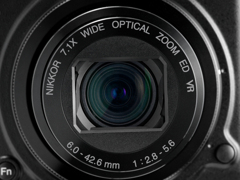 <b>【COOLPIX P7000】28-200mm相当の7.1倍ズーム。開放F値はF2.8-5.6で望遠端が暗い</b>