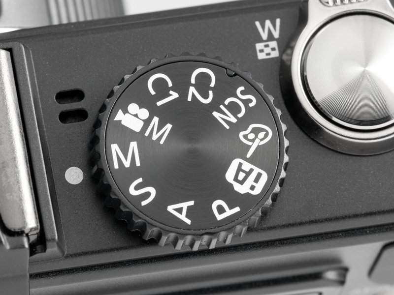 <b>【LUMIX DMC-LX5】モードダイヤル。露出モードが選べる動画、シーン、マイカラーモードなど</b>