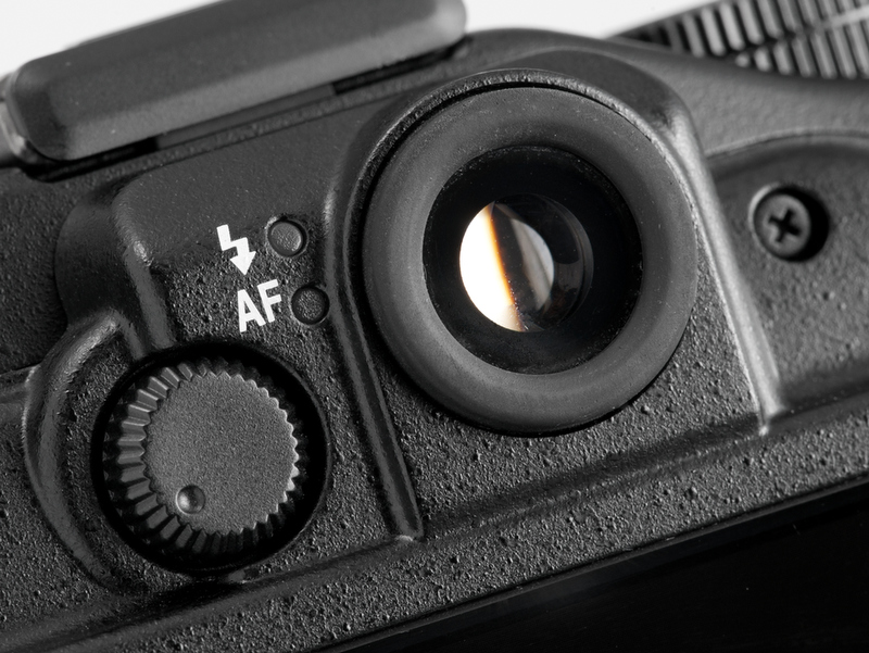 <b>【COOLPIX P7000】接眼部のゴムパーツのおかげでメガネのキズの心配が少ない</b>