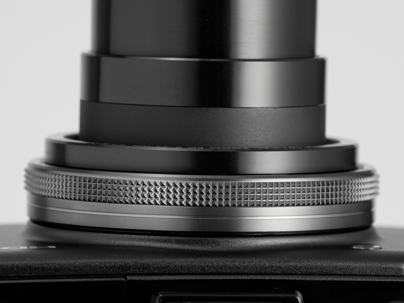 <b>【XZ-1】レンズ基部のコントロールリング。絞りやシャッター速度、感度などを素早く変更できる。ただし、機能のカスタマイズはない</b>