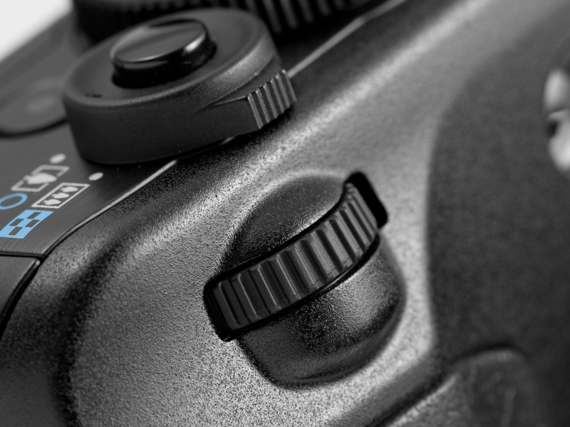 <b>【PowerShot G12】一眼レフカメラのEOSのような電子ダイヤルを装備。絞りやシャッター速度の設定が素早く行える</b>