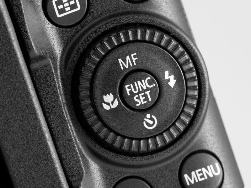 <b>【PowerShot G12】十字キー外周のコントローラーホイール。EOSのサブ電子ダイヤルみたいだが、露出補正には使わない</b>