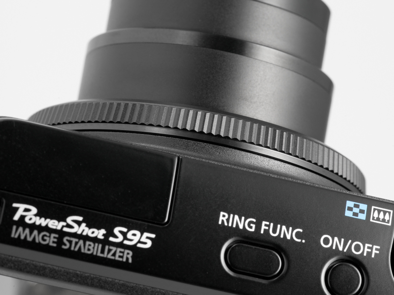 <b>【PowerShot S95】レンズ基部にあるコントローラーリング。上面のRING FINC.ボタンでリングの機能を変更できる</b>