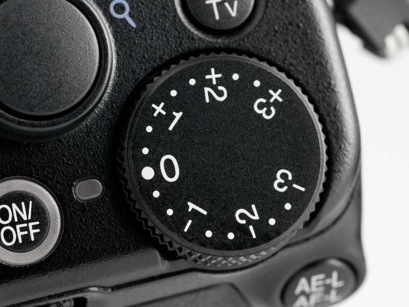 <b>【COOLPIX P7000】右手側正面にある露出補正ダイヤル。専用ダイヤルならこの場所がまっとうだと思う</b>