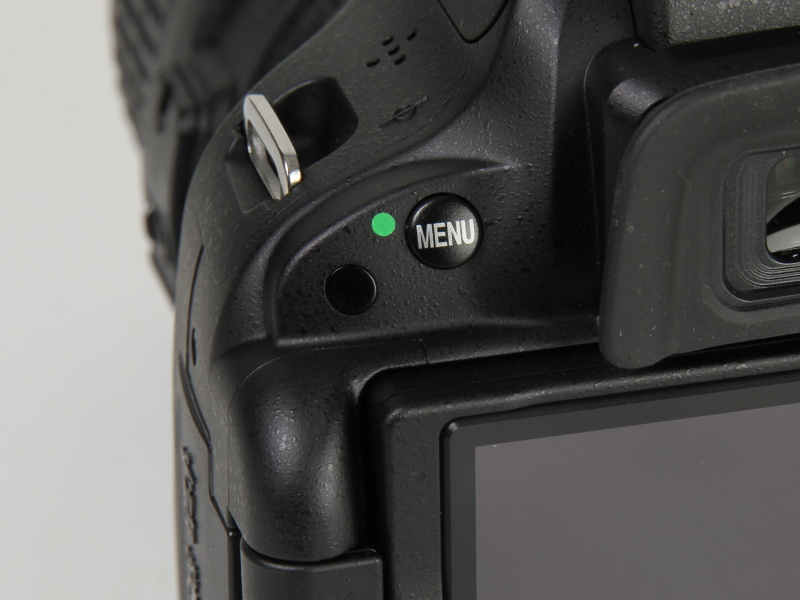 <b>背面左手側にはMENUボタンとリモコン受光部</b>