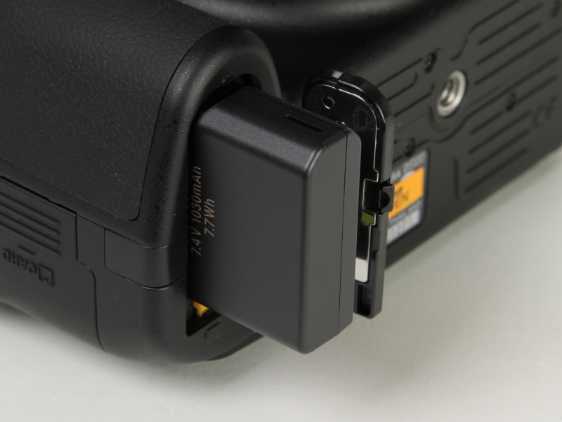 <b>バッテリーはD7000やCOOLPIX P7000と共通の「EN-EL14」</b>