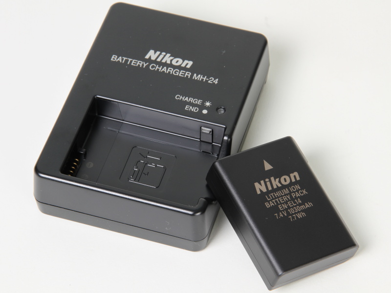 <b>同梱のバッテリーとチャージャー</b>