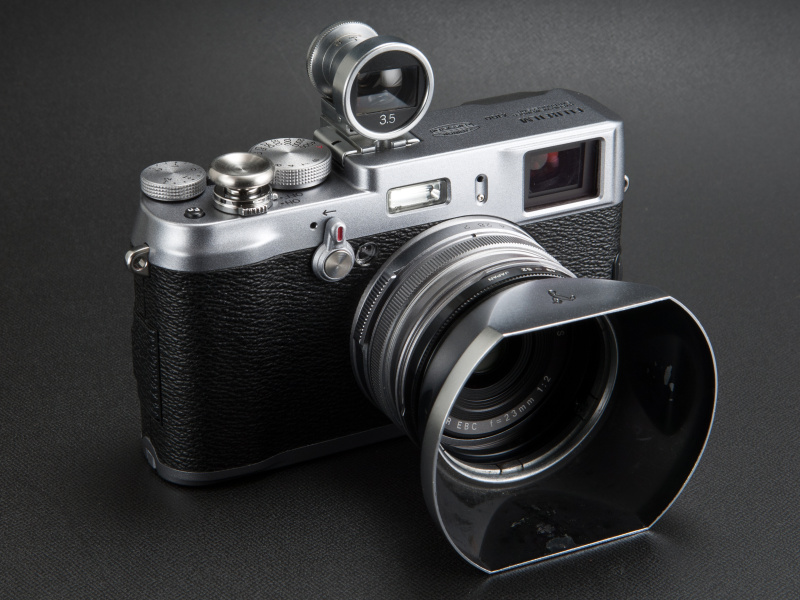<b>シルバーボディのカメラは、やはりシルバーベースのアクセサリーがよく似合う</b>