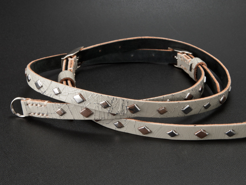 <b>weiche Briseのディケイドダイアスタッズはクラッシュレザーを使用。価格は7,665円</b>