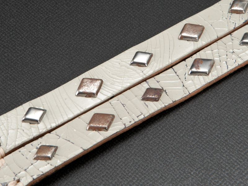 <b>スタッズはサビ加工が施してある。同社のストラップのなかでも特にハードなスタイルだ</b>