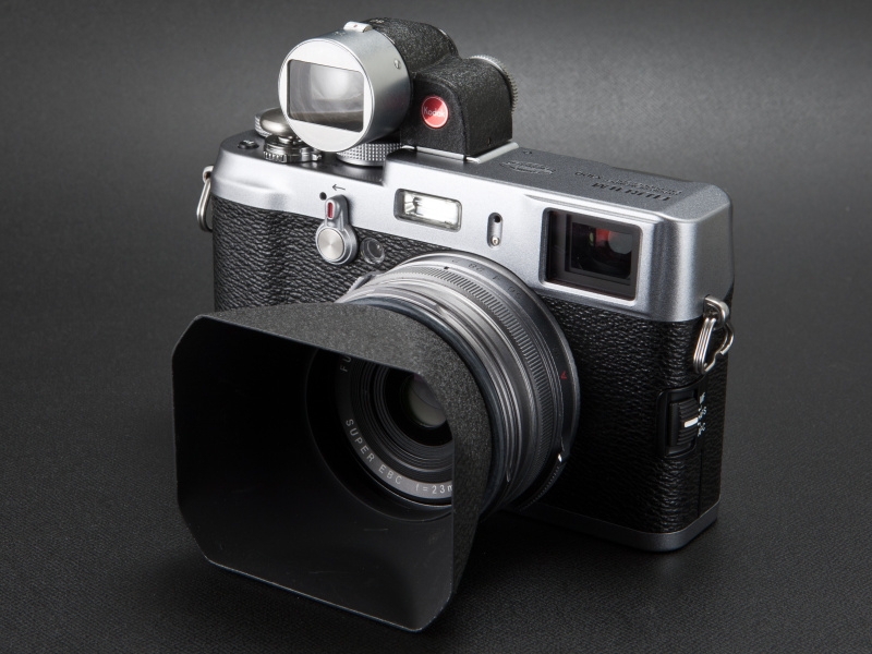 <b>ドイツ製の角型メタルフードは3〜5千円程度。元々は一眼レフカメラ用レンズ向けのフードだ</b>