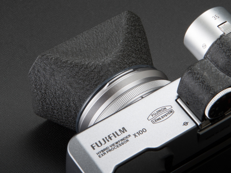 <b>標準レンズ用フードだが、ケラレなしで撮影できる。49mm径なので、AR-X100に直接ねじ込める</b>