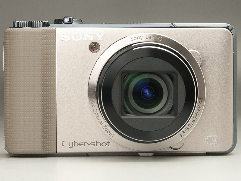 <b>ボディの中央やや右寄りに配置された大型レンズ</b>