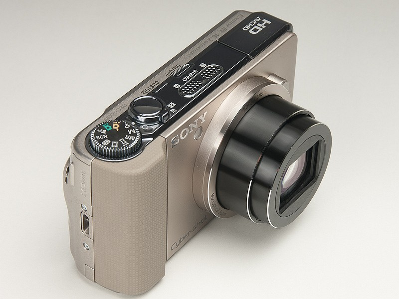 <b>シャッターボタンは大きめで感触も良く、ズームレバーも軽く操作できる。大振りではないがグリップもあって望遠撮影時にも構えやすい</b>